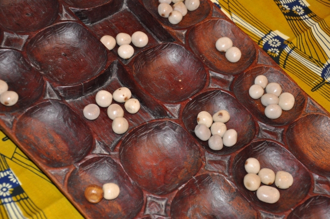 Bao, il gioco tradizionale della Tanzania.